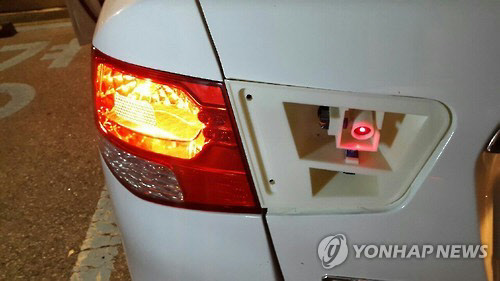 뒤차에 안전거리를 넘어섰다고 알려주는 장치가 개발됐다. 후방램프의 오른쪽에 설치된 등에서 붉은색 레이저를 쏘는 방식이다